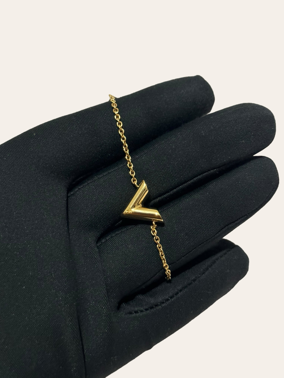 Louis Vuitton Essential V Bracelet, photo 2